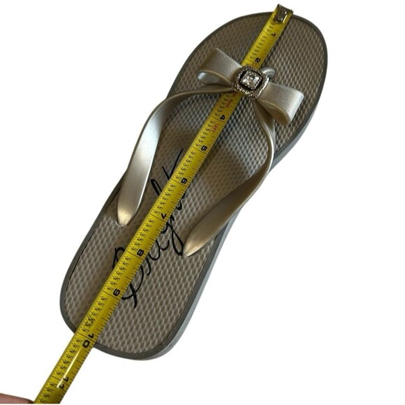 Brighton Bowie Rhinestone Bow Gray Silver Low Wedge Thong Sandal Size 8? - Picture 12 of 14